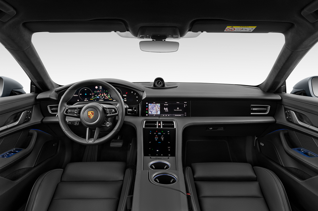 Porsche Taycan (Baujahr 2022) 4S Cross Turismo 5 Türen Cockpit und Innenraum