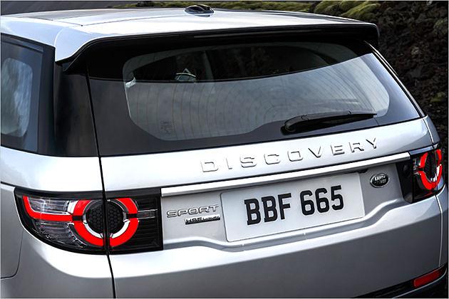 Der Heckspoiler optimiert die Luftströmung und trägt viel zur aerodynamischen Effizienz des Discovery Sport bei