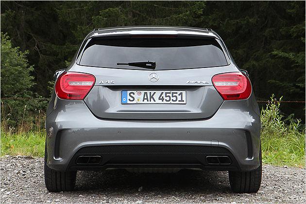 Mit der optionalen Performance-Abgasanlage knallt der A 45 wie verrückt