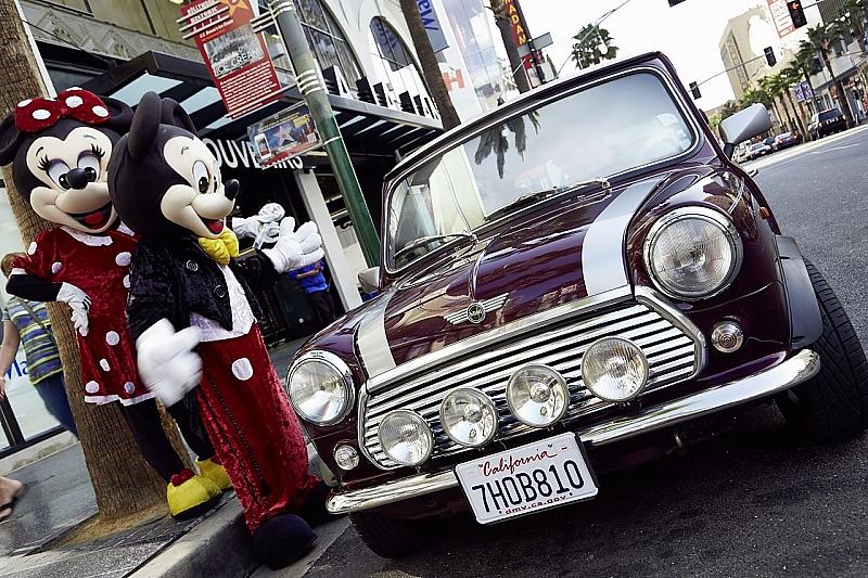 Mini meets Mickey Mouse und Mini MouseSie gehören zu Amerika, wie das weiße Haus. Mickey Mouse und Mini Mouse. Unweit des berühmten Chinese Theatre begrüßen die beiden Comic-Stars die automobile Ikone. Inklusive Erinnerungs-Foto, versteht sich.