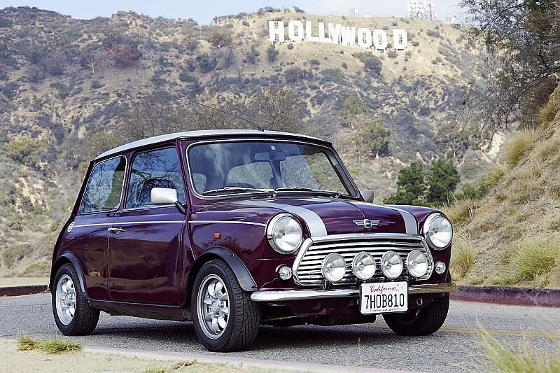 Mini meets Hollywood SignEs ist das Wahrzeichen der Stadt - das Hollywood Sign. In vielen Filmen tauchte es auf. Die berühmten weißen Buchstaben thronen seit 1923 über Hollywood. Ursprünglich als Werbeplakat \"Hollywoodland\" für Baugrund geplant, ist das Wort mittlerweile das Synonym für die Filmindustrie. Klar, dass der Classic Mini hier vorbeischaut, um \"hello\" zu sagen. Auch Tragödien spielten sich hier ab: Die Schauspielerin Peg Entwistle stürzte sich 1932 in den Tod, weil sie ihre Karriere gescheitert sah. Ein Tag später hätte sie die Hauptrolle in einem Film bekommen.