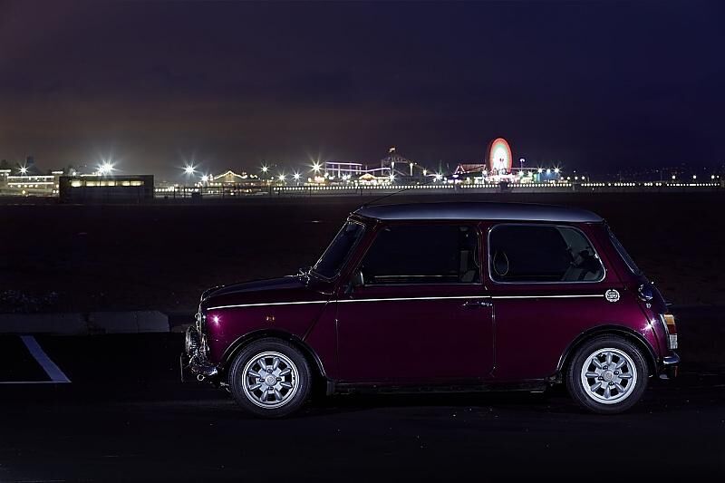 Mini meets Stadt der LichterAuf den Hügeln in und um LA spielt sich nachts das Leben ab. Liebepaare nutzen die grandiose Aussicht auf die Stadt der Lichter, um ihren romantischen Gefühlen freien Lauf zu lassen. Auch der Mini ist von diesem Anblick überwältigt.