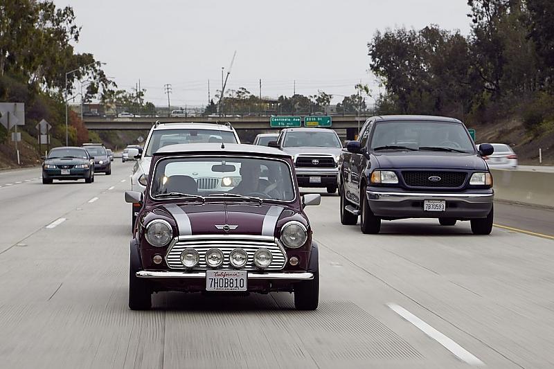 Die Fahrspuren der amerikanischen Straßen sind so breit, da kann es sich der Classic Mini richtig bequem machen.