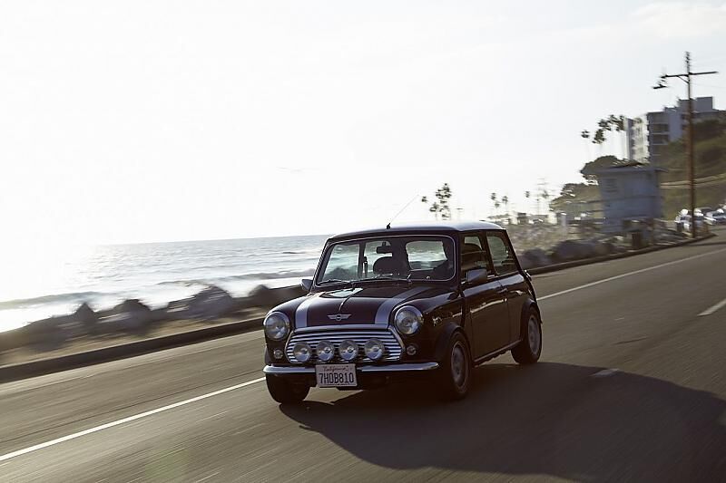 Die kurvige Küstenstraße ist wie gemacht, für den Classic Mini