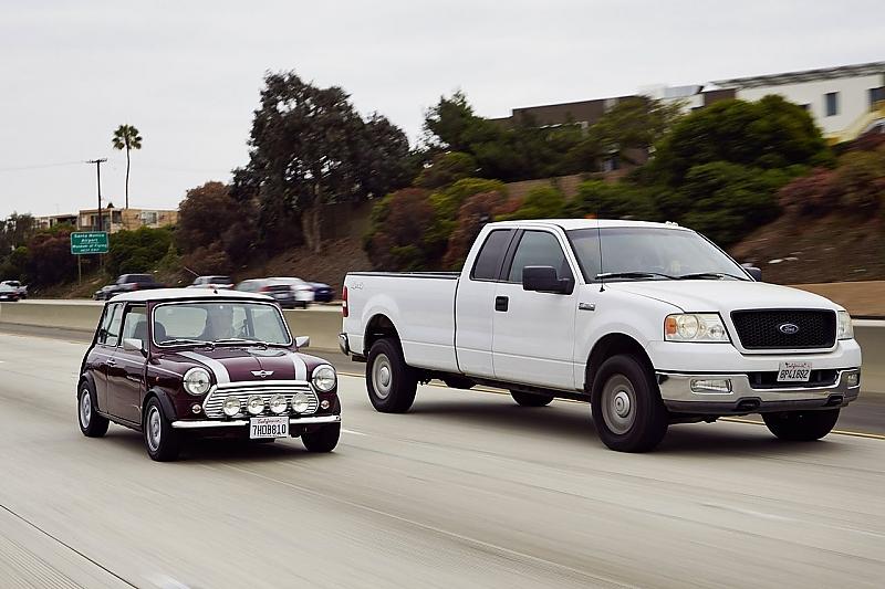 Mini meets Pickup-TruckHilfe, der frisst mich auf! Das winzig kleine Gefährt wirkt neben dem riesigen Pick-up-Truck wie ein Frühstücks-Happen. Ganz zu schweigen von den verwunderten Blicken der Insassen des Fords, als Sie den kleinen Engländer überholen.