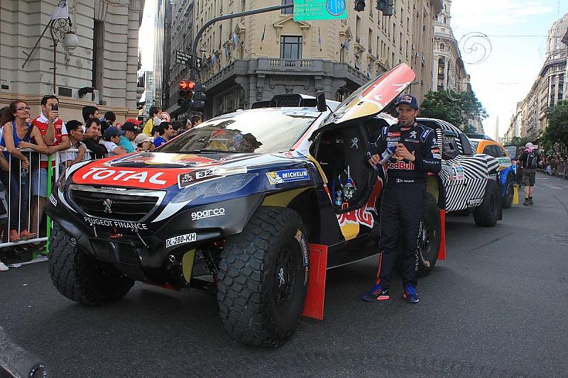 Cyril Despres vor seinem Peugeot.