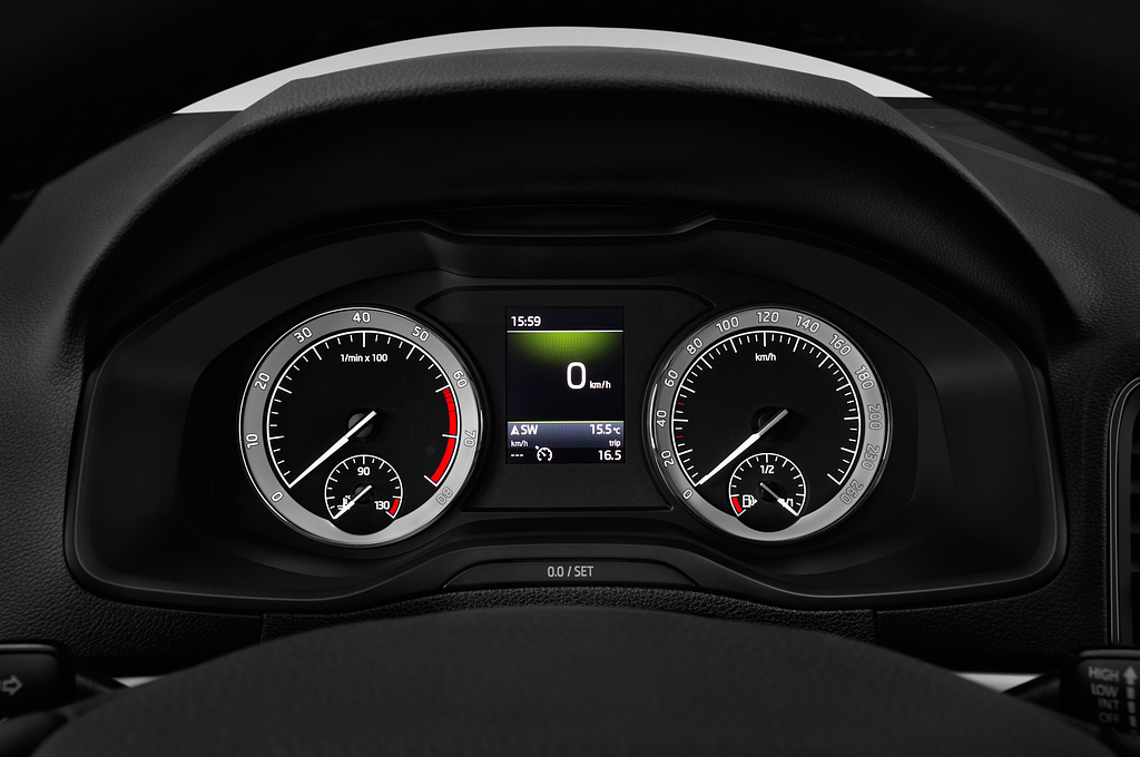 Skoda Karoq (Baujahr 2022) Style 5 Türen Tacho und Fahrerinstrumente