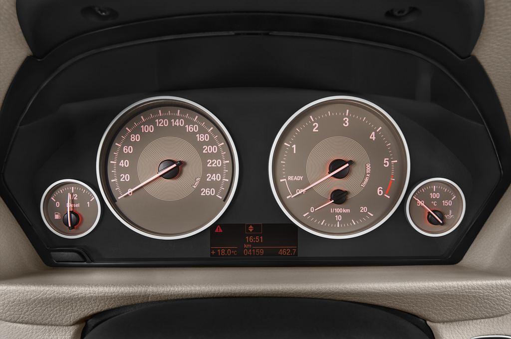 BMW 3 Series (Baujahr 2012) Modern Line 2 Türen Tacho und Fahrerinstrumente