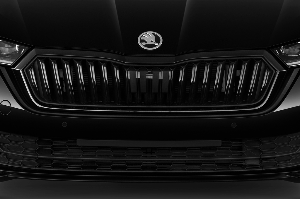 Skoda Octavia Combi iV (Baujahr 2023) SportLine 5 Türen Kühlergrill und Scheinwerfer
