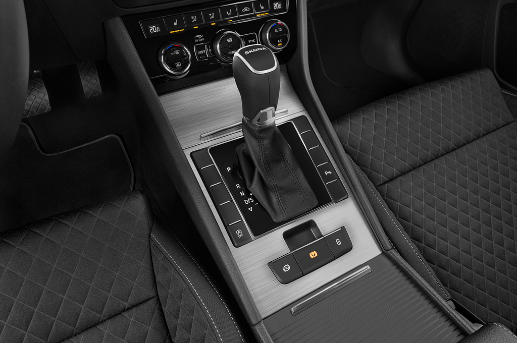 Skoda Superb Combi (Baujahr 2023) Ambition 5 Türen Schalthebel