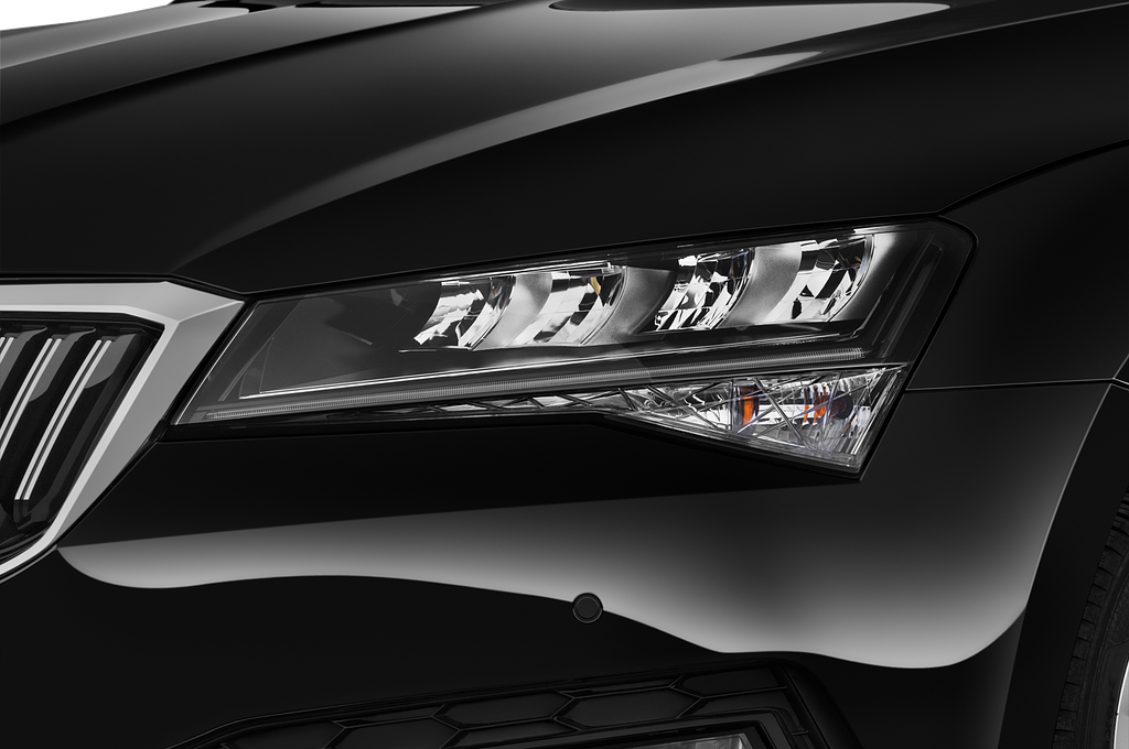 Skoda Superb Combi (Baujahr 2023) Ambition 5 Türen Scheinwerfer