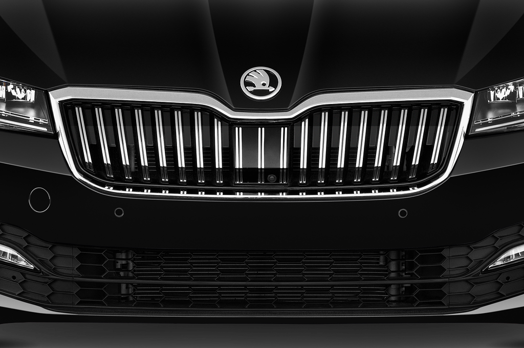 Skoda Superb Combi (Baujahr 2023) Ambition 5 Türen Kühlergrill und Scheinwerfer