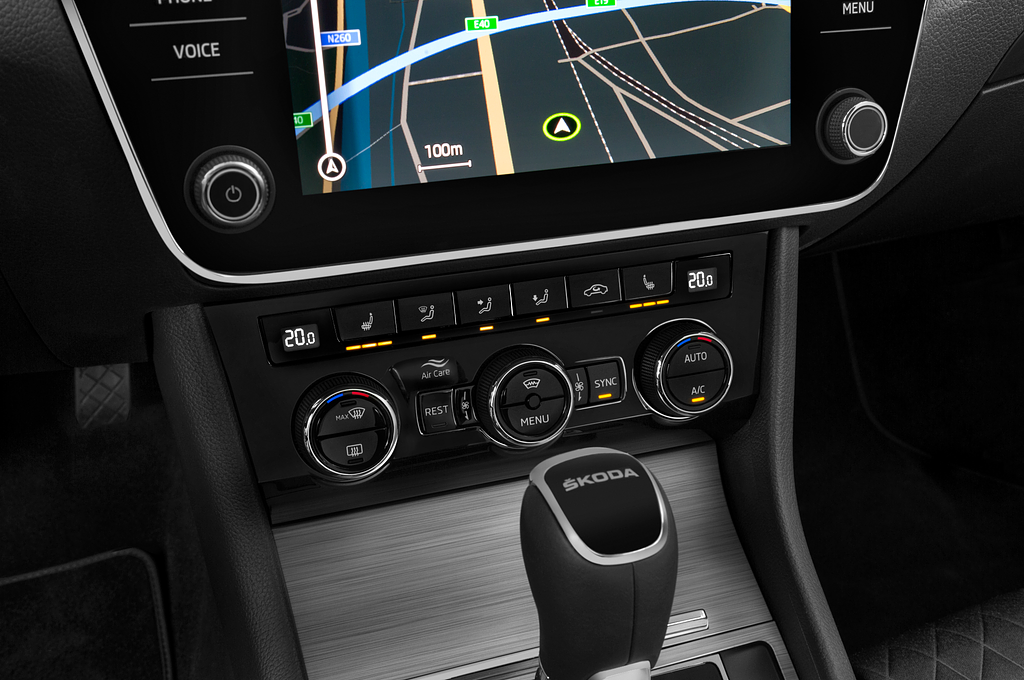 Skoda Superb Combi (Baujahr 2023) Ambition 5 Türen Temperatur und Klimaanlage