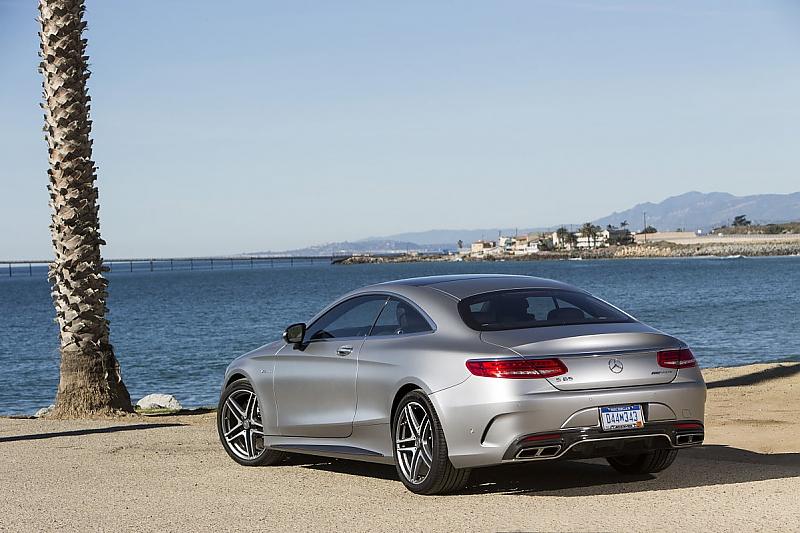 Mercedes S 65 AMG Coupé 2015 - das Heck ist vergleichsweise elegant