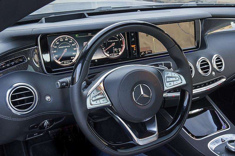 Mercedes S 65 AMG Coupé 2015 - das aufgeräumte, aber edle Armaturenbrett