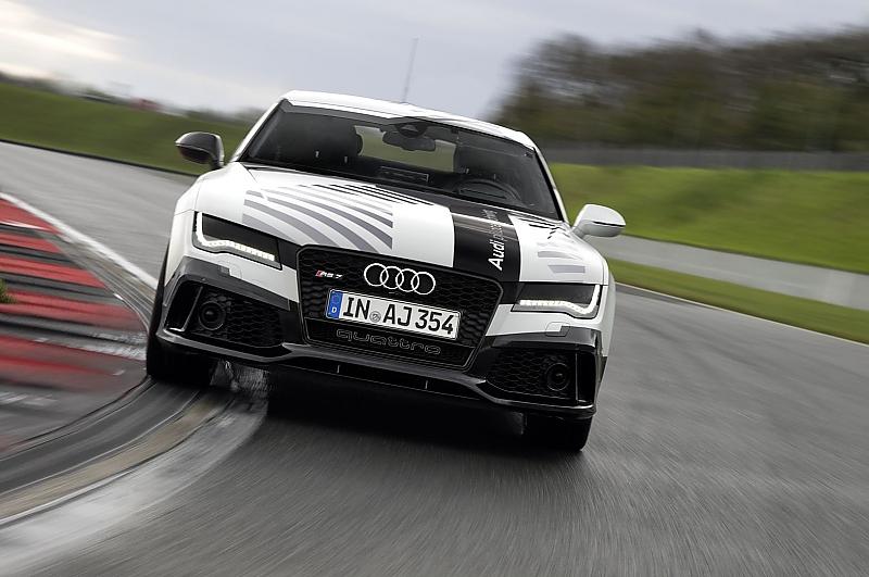 Der Audi RS7 concept fährt wie auf Schienen.