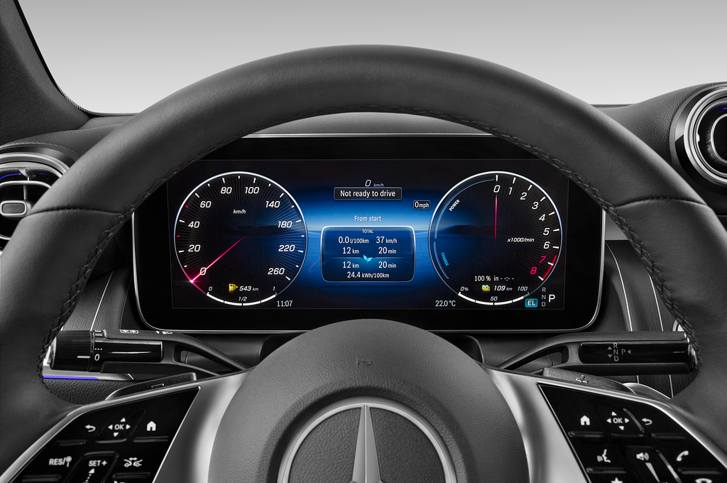 Mercedes-Benz GLC Coupe (Baujahr 2024) 300e 5 Türen Tacho und Fahrerinstrumente