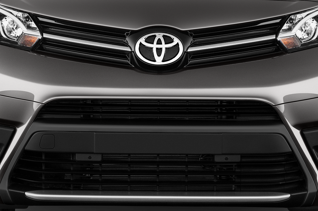 Toyota Proace EV (Baujahr 2023) Comfort 4 Türen Kühlergrill und Scheinwerfer