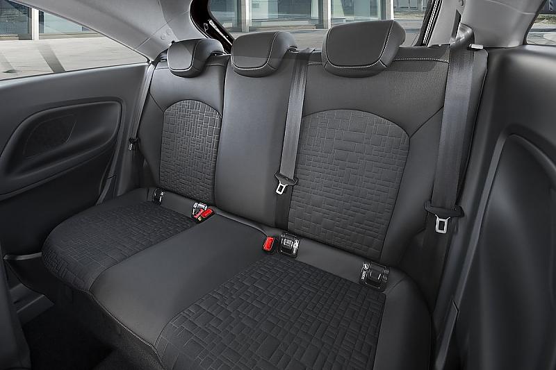Der Corsa bietet ausreichend Platz für zwei und genug Platz für drei Personen im Fond.