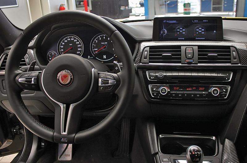 Das Cockpit des Manhart MH4 550.