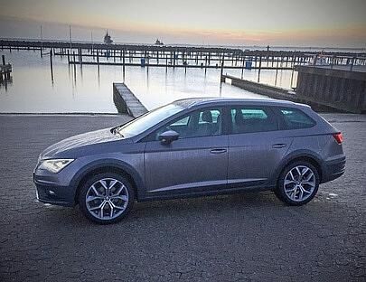 Der Seat Leon X-Perience macht sich gut im Yachthafen von Kiel.