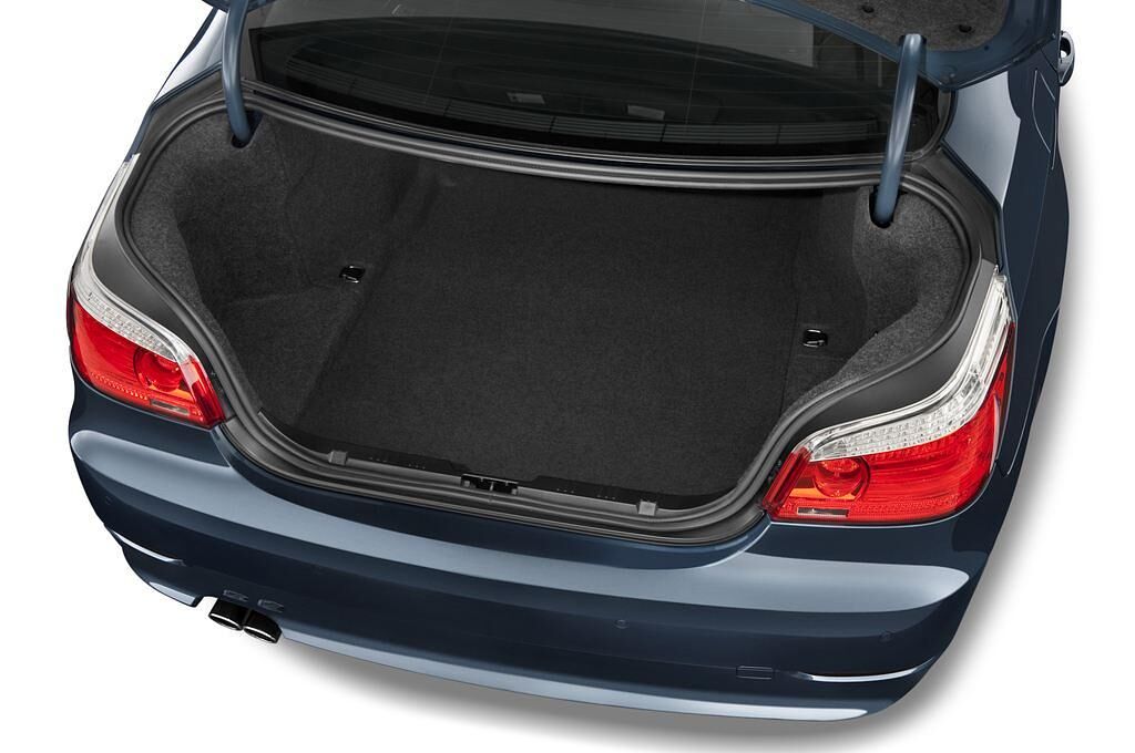 BMW 5 Series (Baujahr 2009) 523i 4 Türen Kofferraum