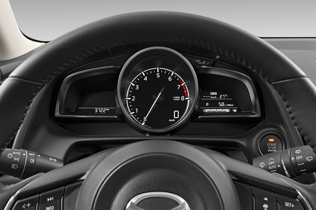 Mazda Mazda2 (Baujahr 2023) Homura Aka 5 Türen Tacho und Fahrerinstrumente