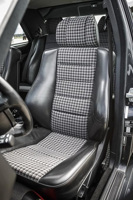 Die Teilledersitze des Mercedes 190 E 2.5-16 Evo II