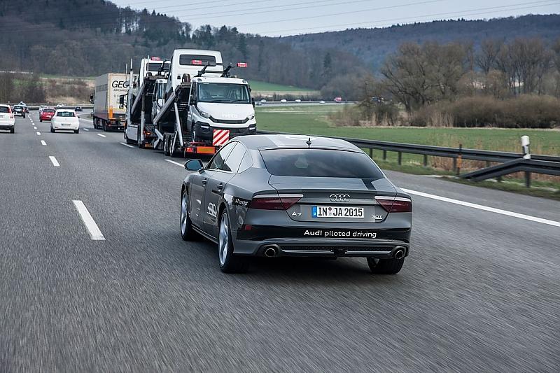 Die Technik hält das Fahrzeug mittig auf der Fahrspur