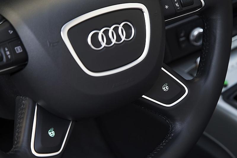 Mit diesen zwei Knöpfen wird das autonome Fahren aktiviert