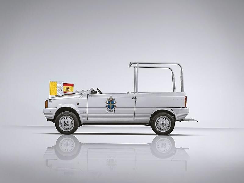 In nur 15 Tagen schuf der spanische Automobilhersteller die Sonderanfertigung des Papamobils.