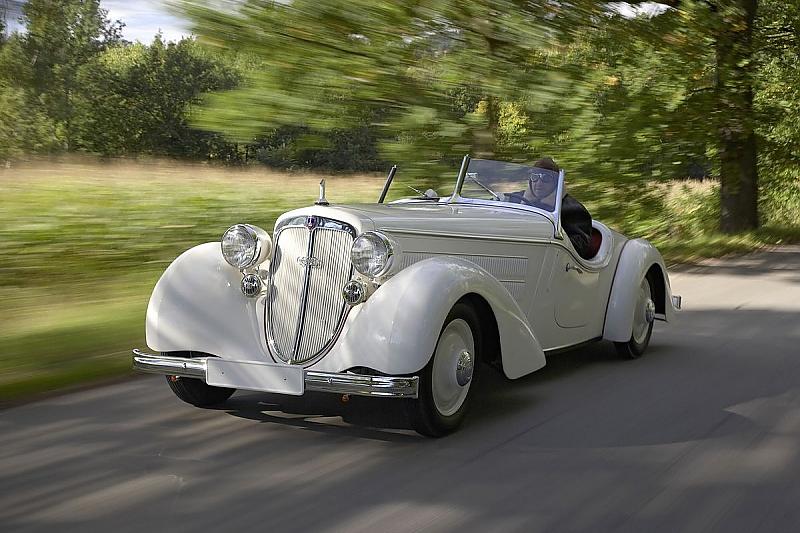 1935 stand der Audi Front 225 Roadster auf der Internationalen Automobilausstellung in Berlin. In Essen zeigt Audi Tradition einen originalgetreuen Nachbau.