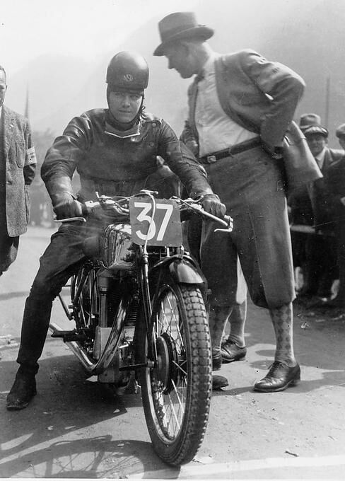 NSU-Chefkonstrukteur Walter William Moore (rechts) brachte den englischen Rennfahrer Tom Bullus mit nach Deutschland. Nach seinen großen Erfolgen im Jahr 1930 auf der NSU 500 SSR nannten Insider die Rennmaschine schon bald schlichtweg Bullus.