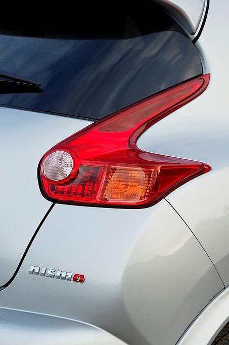 das polarisierende Heck des Nissan Juke Nismo RS