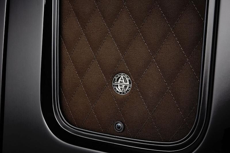Feine Details: Eine Kamera und das beleuchtete Firmen-Logo