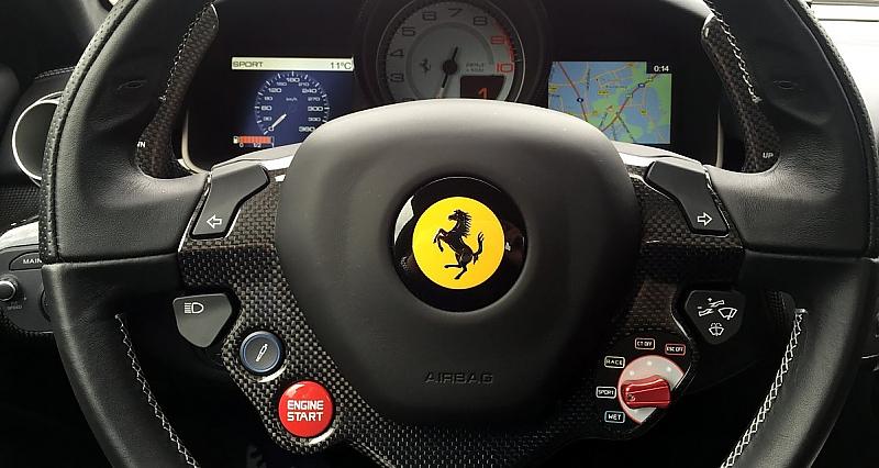 Das überladene Lenkrad des Ferrari F12 Berlinetta