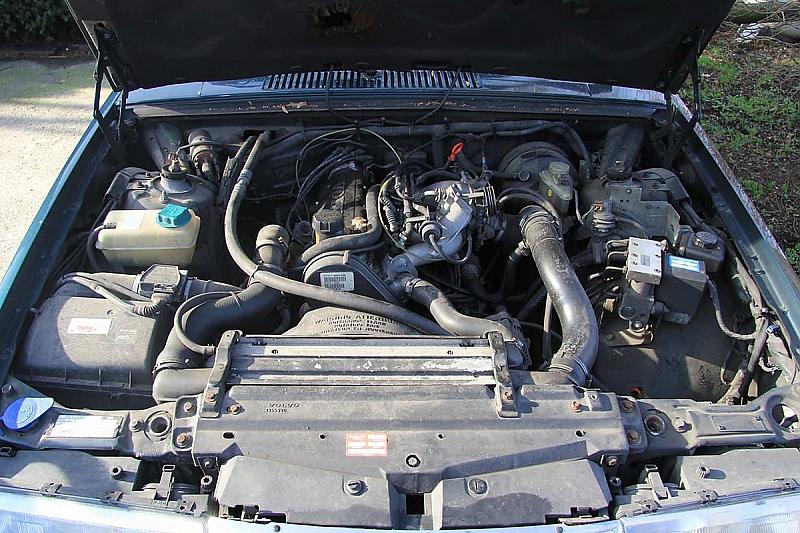 Vierzylinder-Benzinmotor eines Volvo 945 2.3ti von 1995.