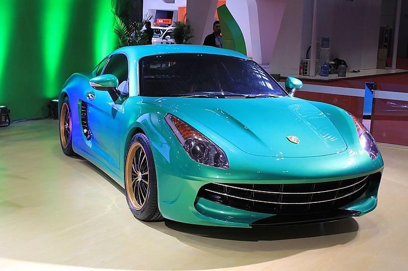 Von vorne fallen beim Eagle Carrie die Ferrari-Lichter und das Porsche-Wappen auf