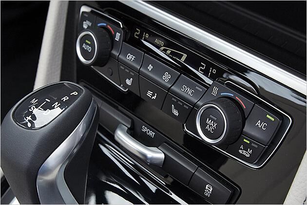 Der Fahrerlebnisschalter findet sich hier als silberner Kipphebel unter dem Klima-Panel