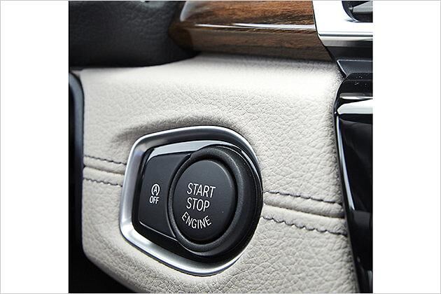 Der Motor wird serienmäßig mit diesem Knopf gestartet. Eine Start-Stopp-Automatik ist ebenfalls Serie
