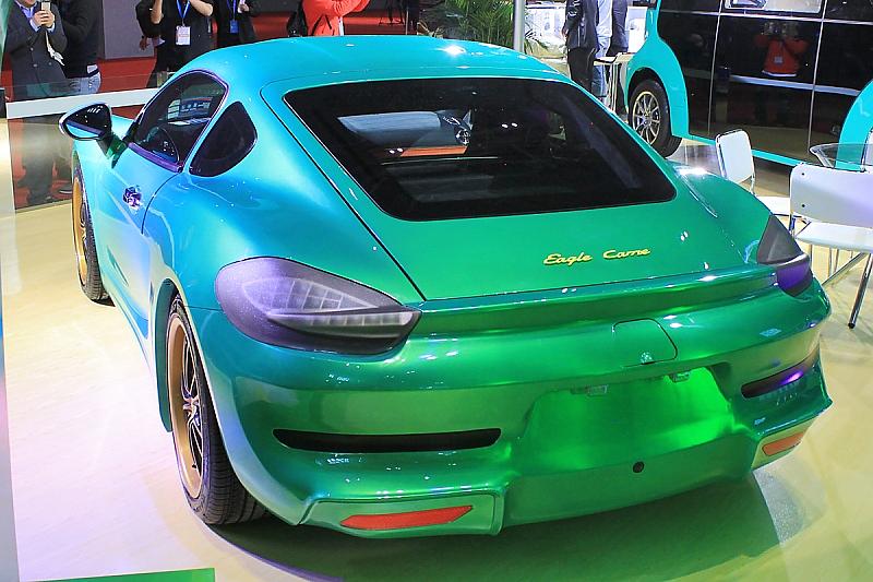 Von hinten schaut er aus wie ein Porsche Cayman.