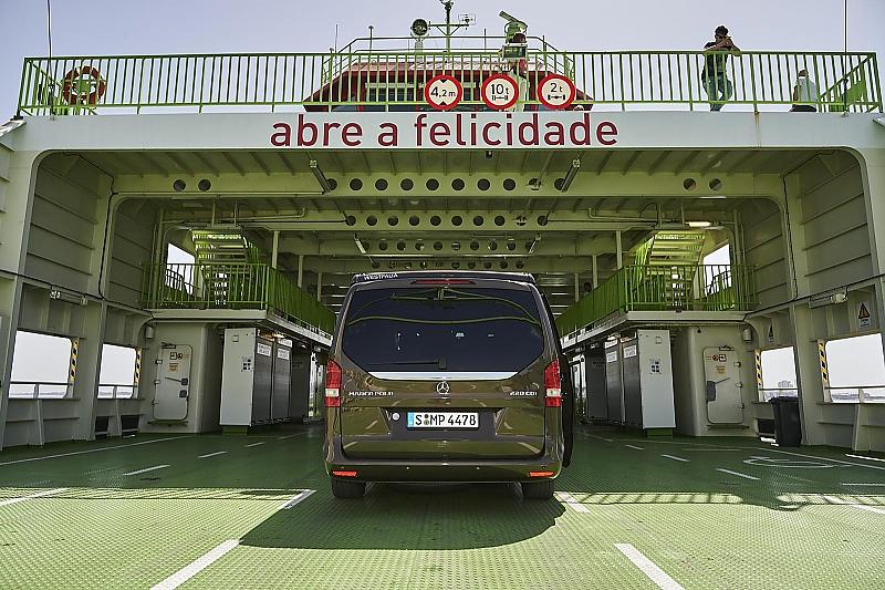 Rauf auf die Fähre mit dem Mercedes Marco Polo