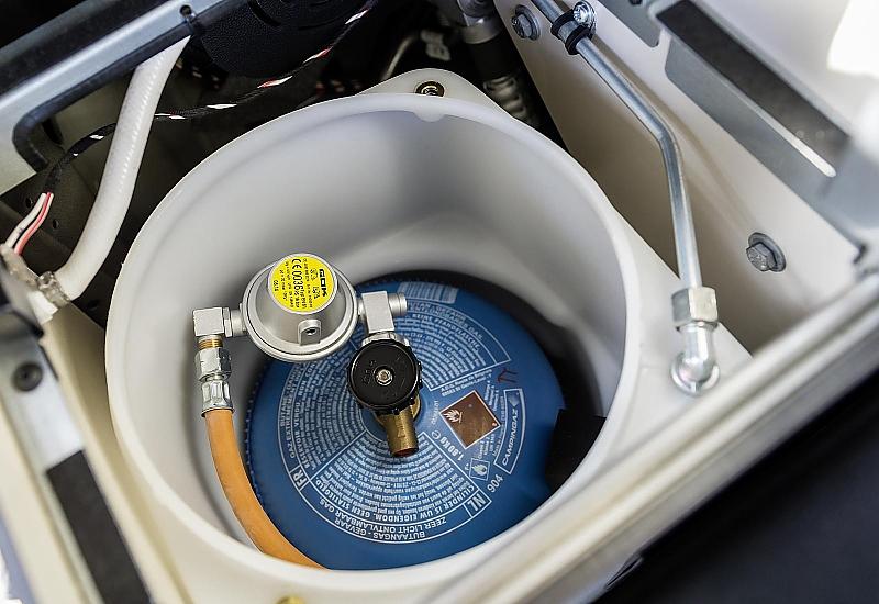 Während der Fahrt wird die Gasflasche des Mercedes Marco Polo abgeklemmt