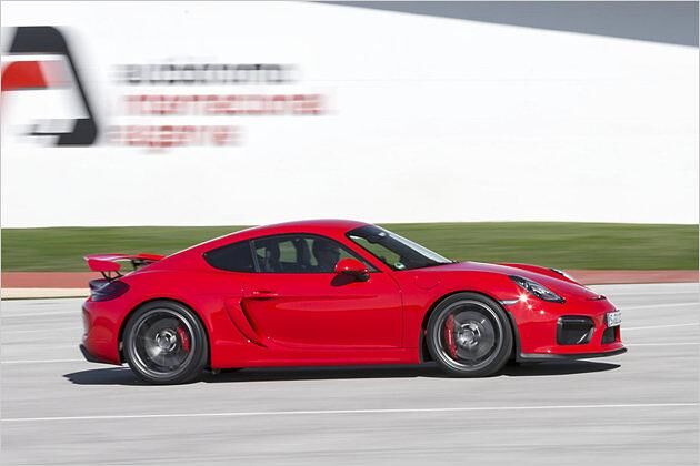 Im Vergleich zum Cayman GTS ist der GT4 stolze 34 Millimeter länger und zugleich 18 Millimeter flacher