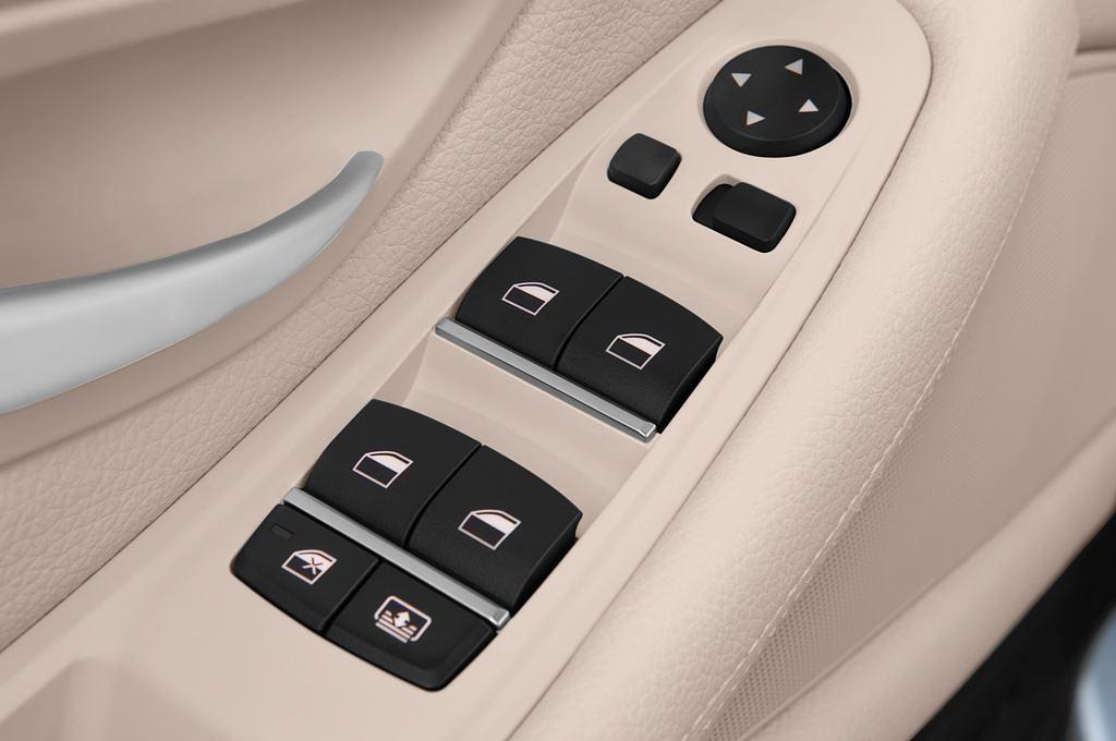 BMW 5 Series (Baujahr 2015) Activehybrid 5 A Luxury Line 4 Türen Bedienungselemente Tür