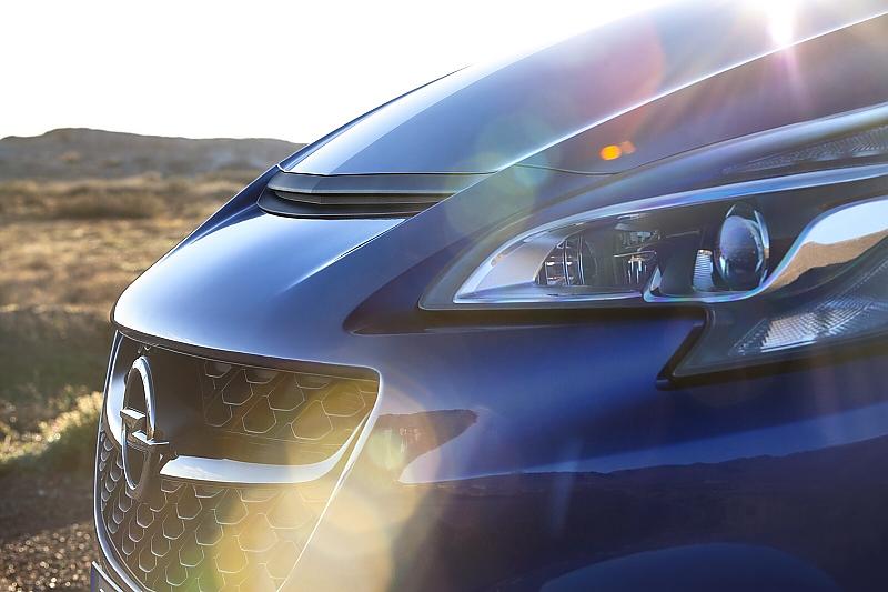Ein Kennzeichen des Opel Corsa OPC: der schmale Schlitz in der Motorhaube