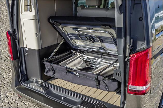 An der klassischen Position des Kofferraums lassen sich klapper- und verrutschfrei die Campingmöbel verstauen