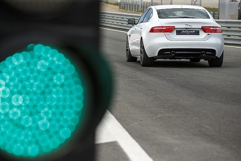 Auch auf dfer Rennstrecke macht der Jaguar XE eine gute Figur