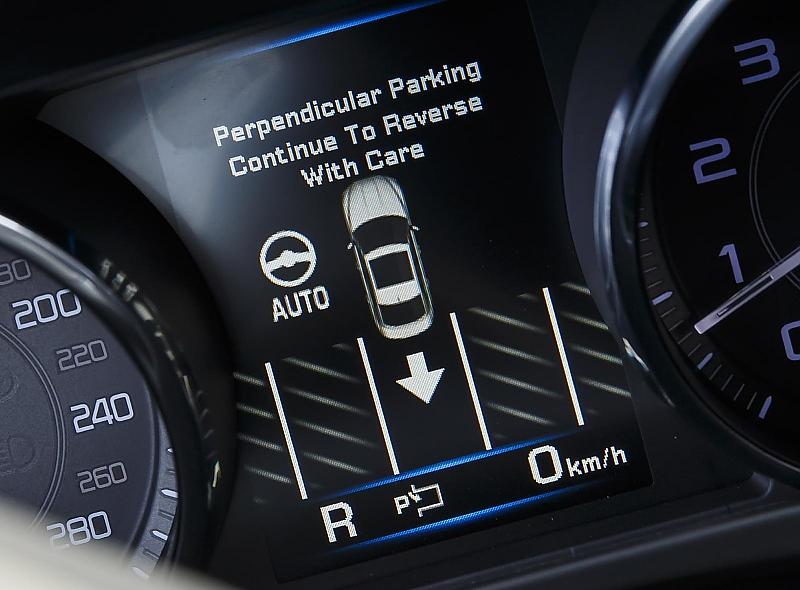 Zu den verfügbaren Assistenzsystemen des Jaguar XE gehört auch ein Parkpilot