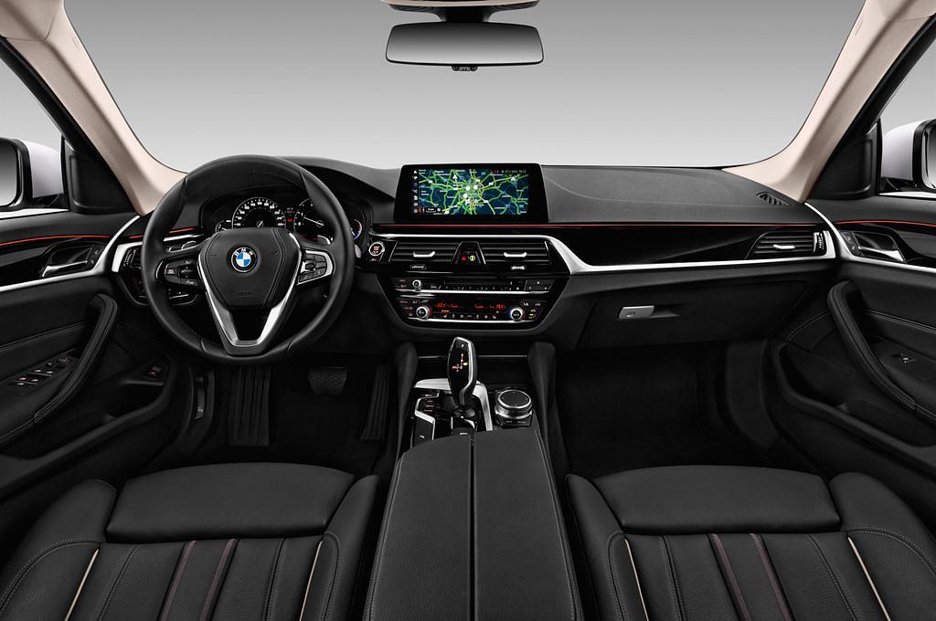 BMW 5 Series (Baujahr 2017) Sport Line 4 Türen Cockpit und Innenraum
